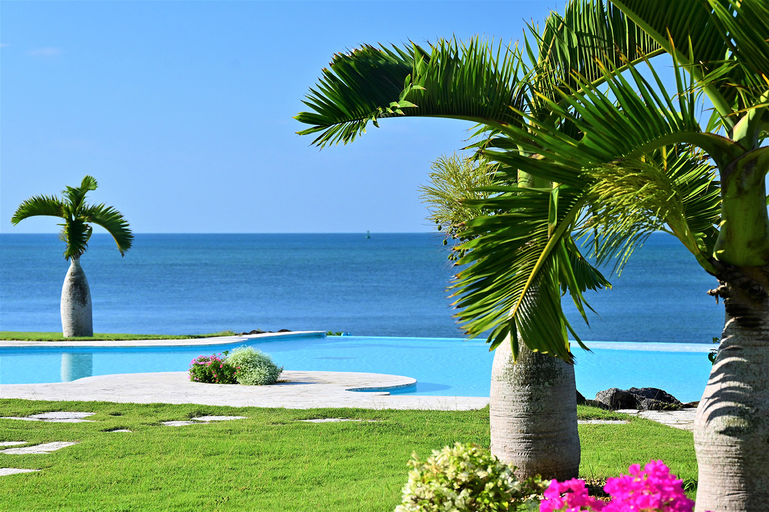 Infinity pool during daytime.