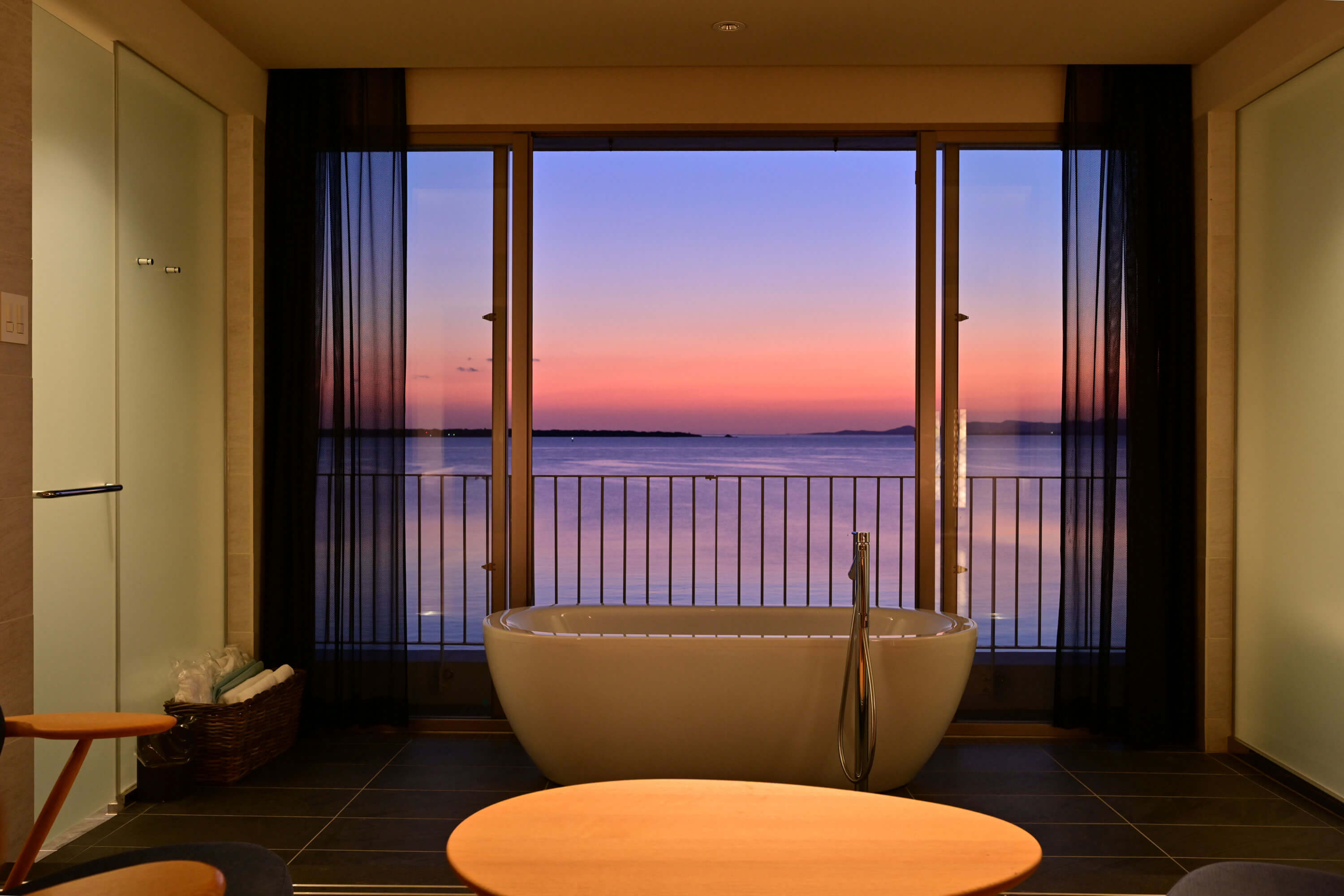 New Wing OCEAN GARDEN’s Ukifune is equipped with a luxurious bathtub for relaxing while gazing at the sea and sky right underneath your eyes.